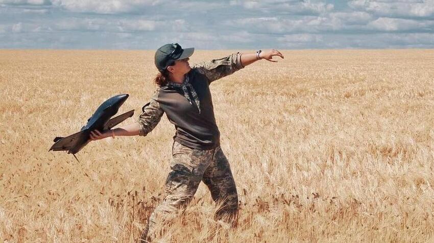 Ukrainian soldier prepares to throw a drone, gives another meaning to 'Throwing the bomb'