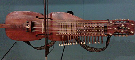 Swedish violin with three rows of keys instead of free fingering