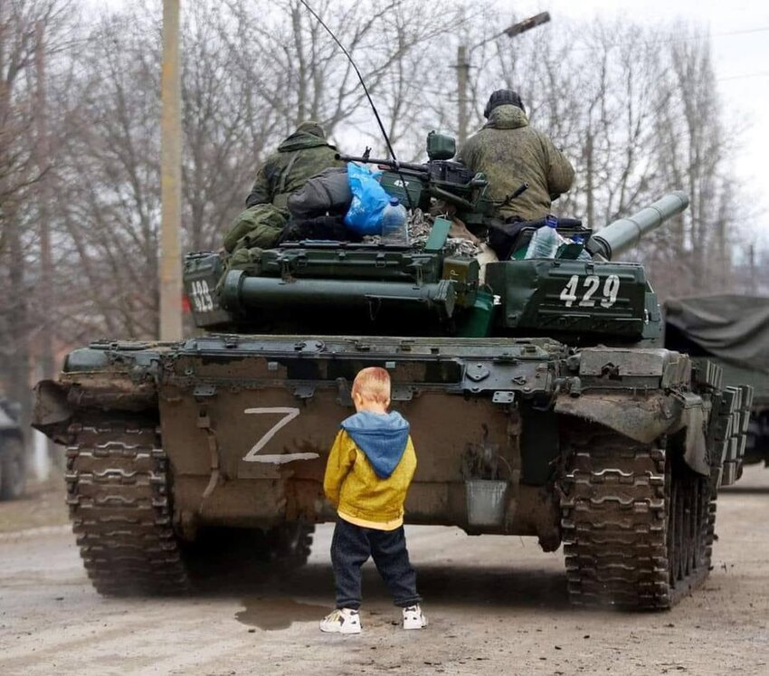 Ukraine boy pees on Russian tank
