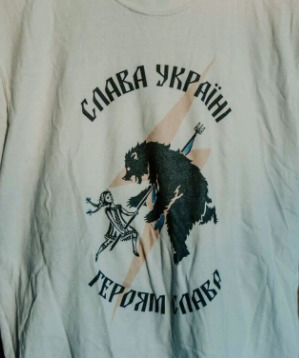 T-shirt with warrior stabbing a bear, caption 'Glory to Ukraine, glory to the heroes'