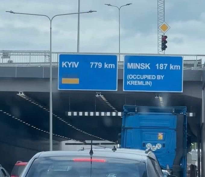 roadsign in Lithuania that says Minsk is occupied by the Kremlin