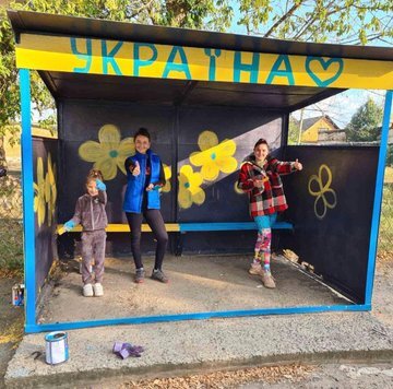 this bus shelter was painted in Russian colors, Ukrainians re-painted it