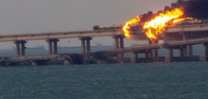train on fire on the Kerch bridge